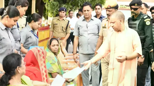 जनता दर्शन में  सीएम योगी ने सुनी फरियादियों की समस्याएं, बोले- इलाज कराने लिए सरकार करेगी मदद  