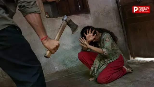आरोपी ने कुल्हाड़ी से किए वार, गले में फंदा डालकर छत से लटकाया 
