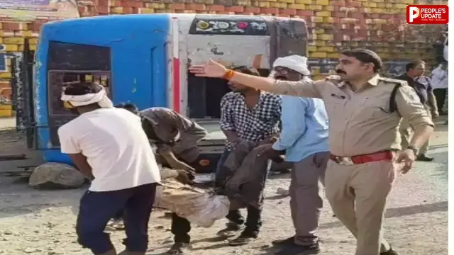 अनियंत्रित हाइवा की टक्कर से यात्री बस पलटी, तीन की मौत; 29 घायल