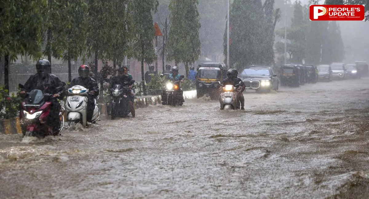 मुंबई में मूसलाधार बारिश: सड़कें बनीं तालाब, IMD ने जारी किया रेड अलर्ट