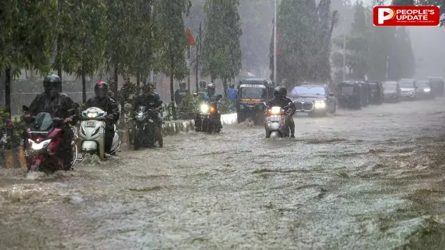मुंबई में मूसलाधार बारिश: सड़कें बनीं तालाब, IMD ने जारी किया रेड अलर्ट