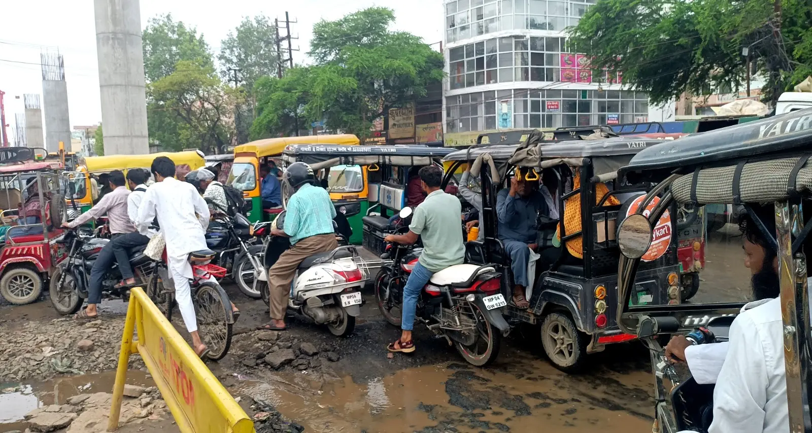 भोपाल मेट्रो का निर्माण बना लोगों की परेशानी, 21 किमी कॉरिडोर पर जाम; लोगों ने लगाए बैनर ‘हमें नहीं चाहिए मेट्रो स्टेशन’