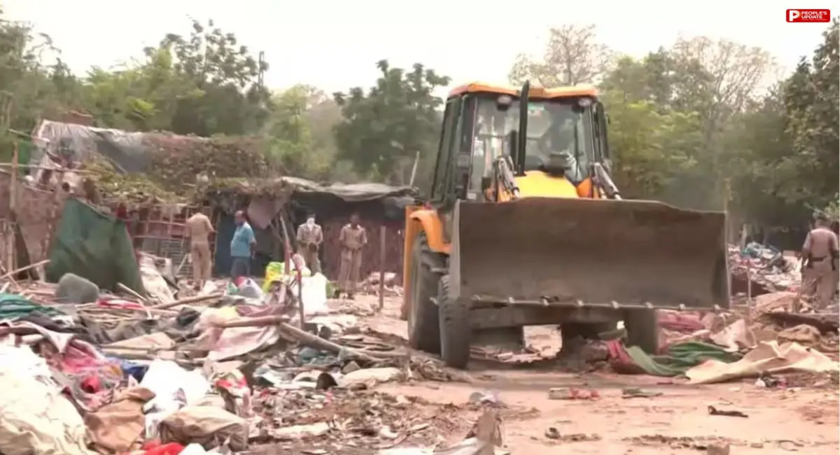 आलमबाग में रेलवे की जमीन पर बनी दुकानों पर चला बुलडोजर, 300 से ज्यादा दुकानें जमींदोज