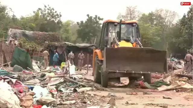 आलमबाग में रेलवे की जमीन पर बनी दुकानों पर चला बुलडोजर, 300 से ज्यादा दुकानें जमींदोज 