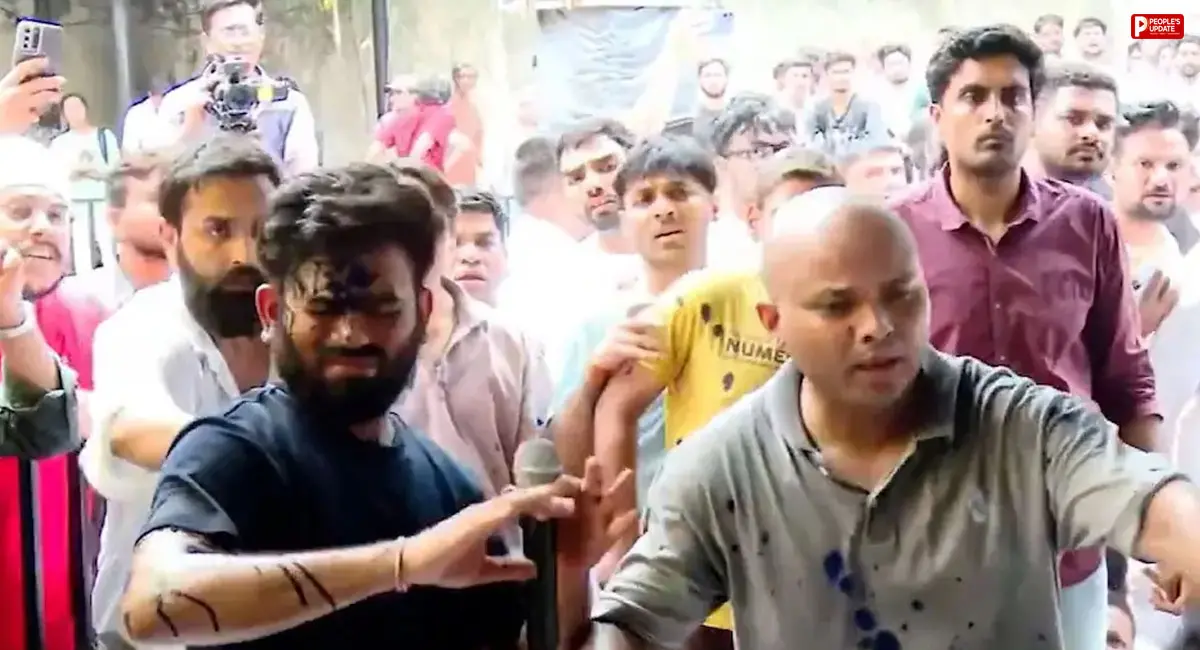 अभिजीत दिपके पर महिला ने फेंकी स्याही, हिरासत में आरोपी