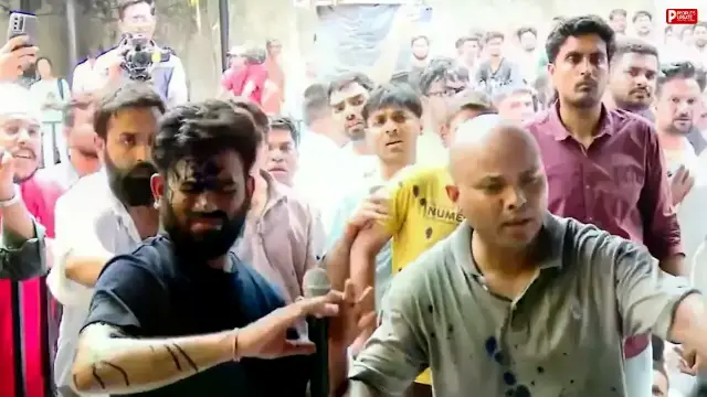 अभिजीत दिपके पर महिला ने फेंकी स्याही, हिरासत में आरोपी