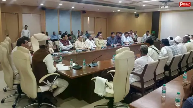 मंत्रियों और किसान नेताओं के बीच बैठक जारी