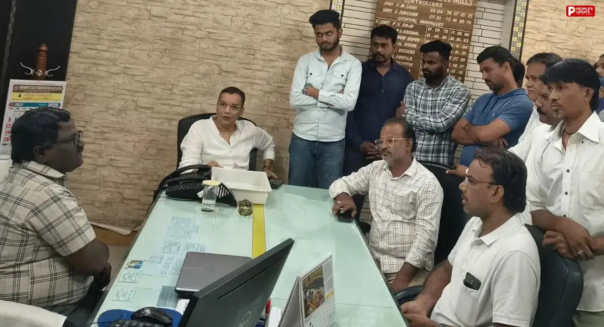 ताप्ती मिल के कर्मचारियों का धरना प्रदर्शन, 11 महीने से नहीं मिला वेतन