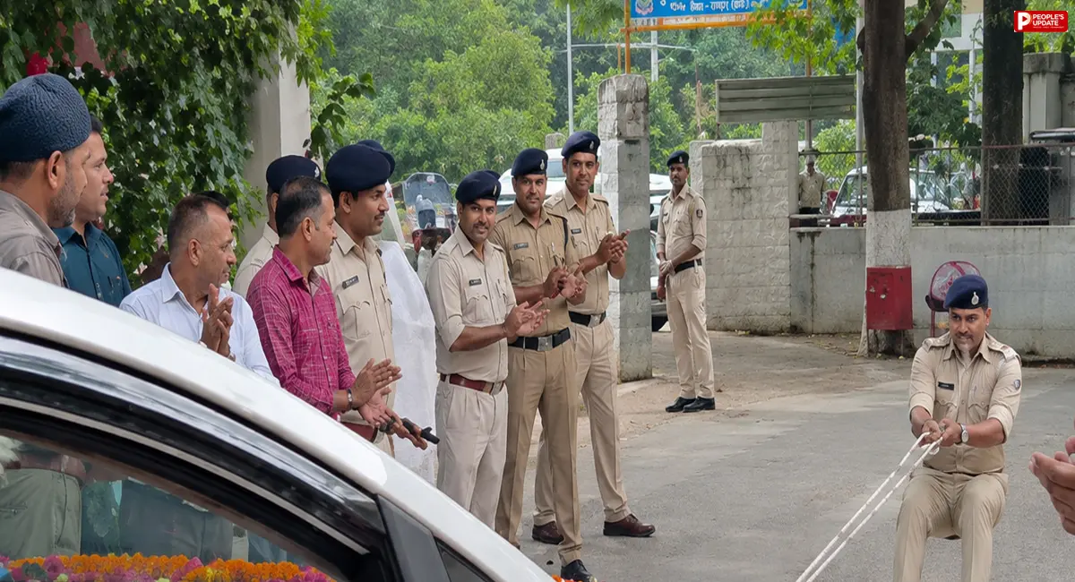 सेवानिवृत्त IG अरविंद सक्सेना को अनोखी विदाई, आरक्षक ने दांतों से खींची फूलों से सजी कार