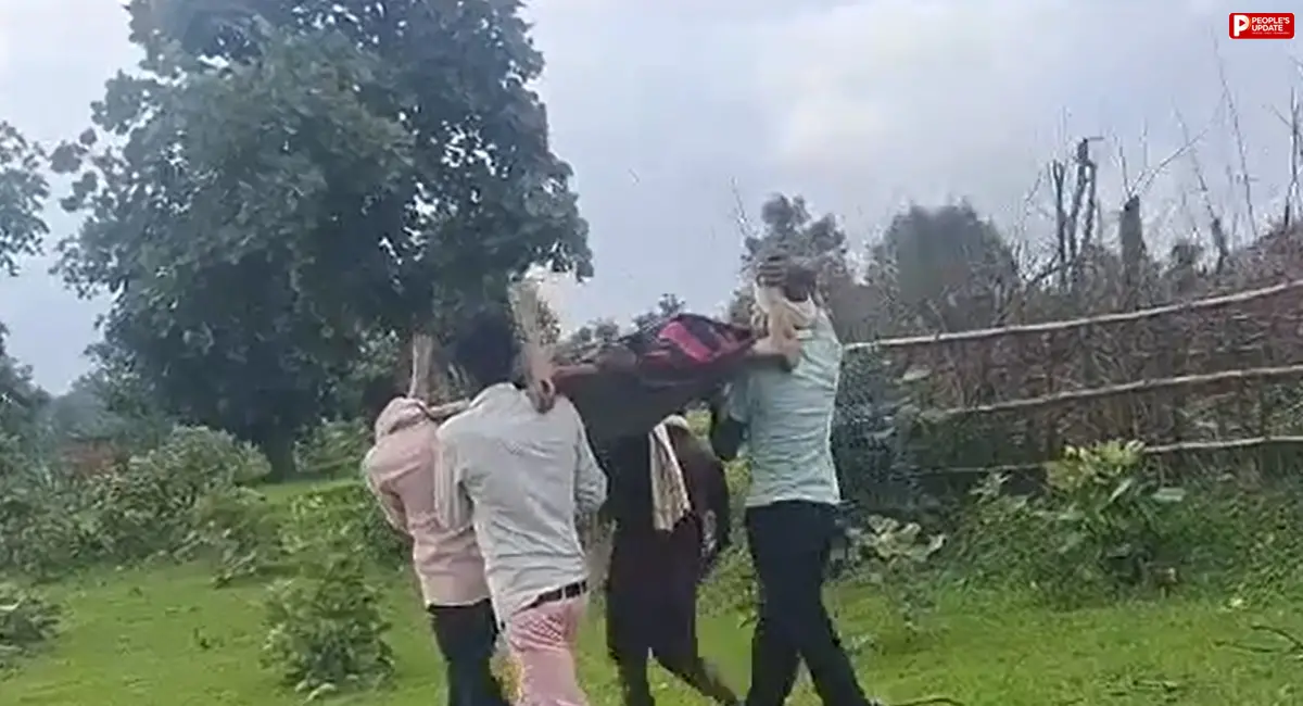 खाट पर ले जाना पड़ा नाबालिग का शव, सड़क के अभाव में नहीं पहुंची एंबुलेंस
