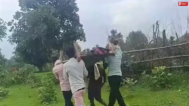 खाट पर ले जाना पड़ा नाबालिग का शव, सड़क के अभाव में नहीं पहुंची एंबुलेंस