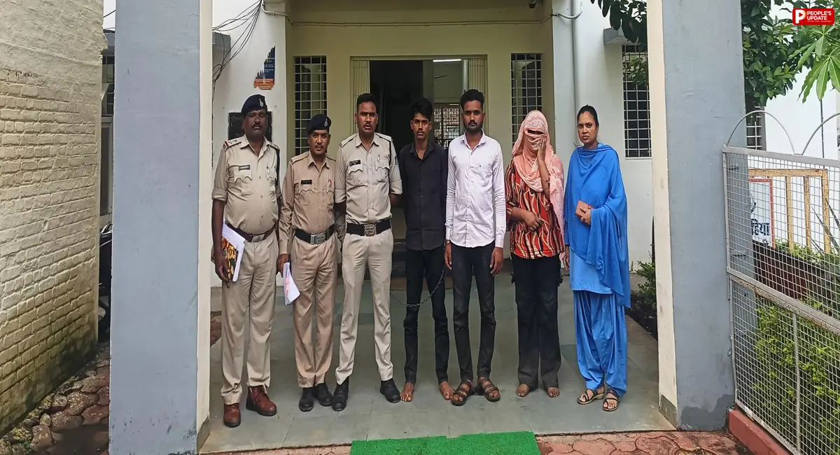 महिला समेत तीन आरोपी गिरफ्तार, नकदी; चेन और मोबाइल बरामद