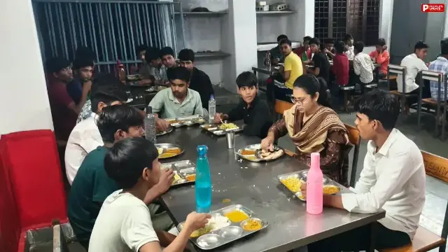 बेगमगंज में छात्रावास का एसडीएम ने किया निरीक्षण, छात्रों के साथ बैठकर किया भोजन