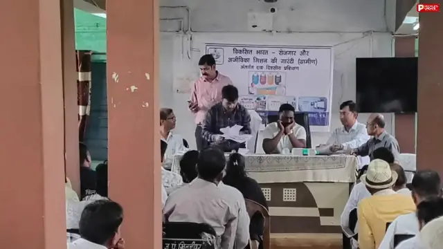 खिलचीपुर: जिला पंचायत सीईओ डॉ. इच्छित गढ़पाले ने योजनाओं की समीक्षा की, लापरवाही पर वेतन रोकने के दिए निर्देश