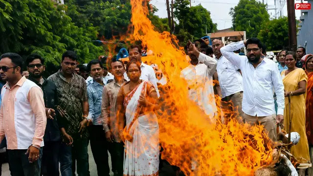 भोपाल में मास्टर प्लान पर कांग्रेस का हल्लाबोल: नगर निगम दफ्तर का घेराव, पुतला फूंका