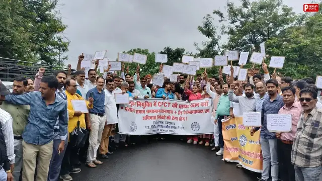 हरदा: सीपीसीटी के खिलाफ लिपिकों का मंत्रालय के सामने प्रदर्शन, अनुकम्पा नियुक्ति और समान वेतन की मांग