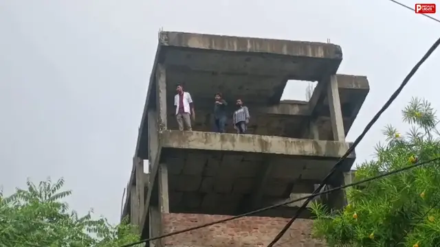 भोपाल: नर्सिंग छात्रों का उग्र प्रदर्शन, बिल्डिंग पर चढ़े तीन छात्र; रिजल्ट और परीक्षा कराने की मांग