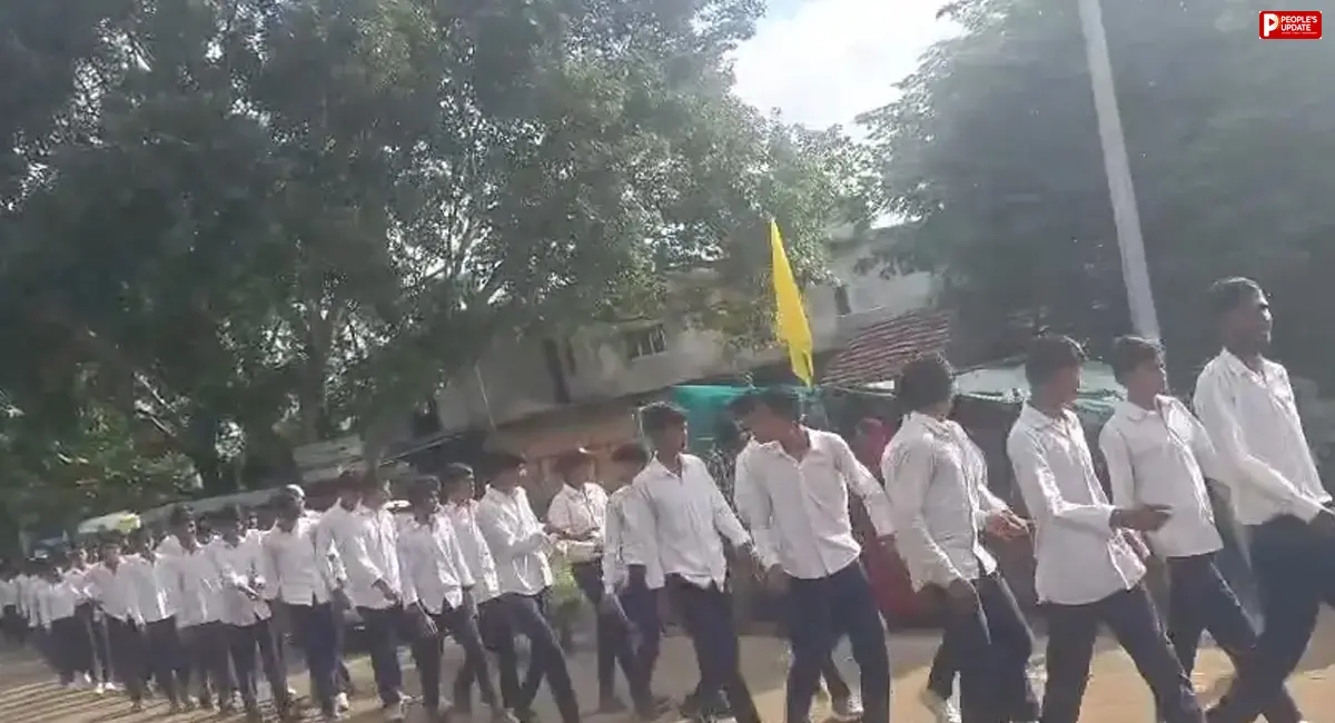 सिवनी: गणेशगंज की हर घर तिरंगा रैली पर उठे सवाल, 500 से ज्यादा छात्र लेकिन हाथों में दिखे महज 8 से 10 तिरंगे