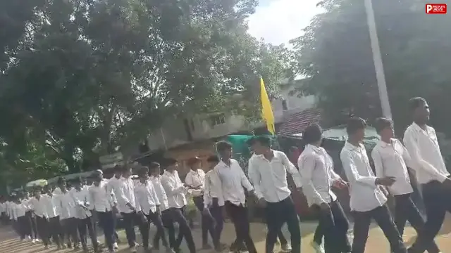 सिवनी: गणेशगंज की हर घर तिरंगा रैली पर उठे सवाल, 500 से ज्यादा छात्र लेकिन हाथों में दिखे महज 8 से 10 तिरंगे