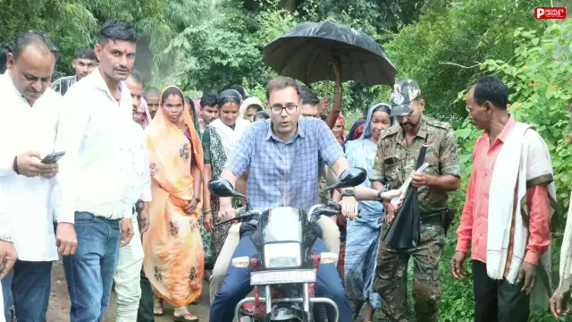 कटनी: ग्रामीणों ने की सड़क की मांग, कलेक्टर ने पैदल चलकर लिया जायजा; फिर बाइक चलाकर एसपी को पीछे बैठाया