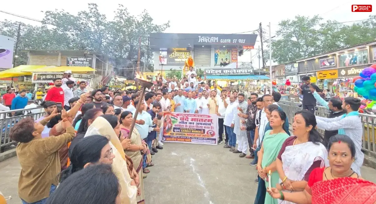वंदे मातरम् के सम्मान में छिंदवाड़ा में भाजपा की मशाल यात्रा, कांग्रेस के खिलाफ लगाए नारे