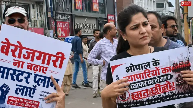 भोपाल: सीलिंग कार्रवाई के विरोध में व्यापारियों ने निकाली रैली, किया चक्काजाम; ब्यूटीशियन ने सड़क पर किया मेकअप