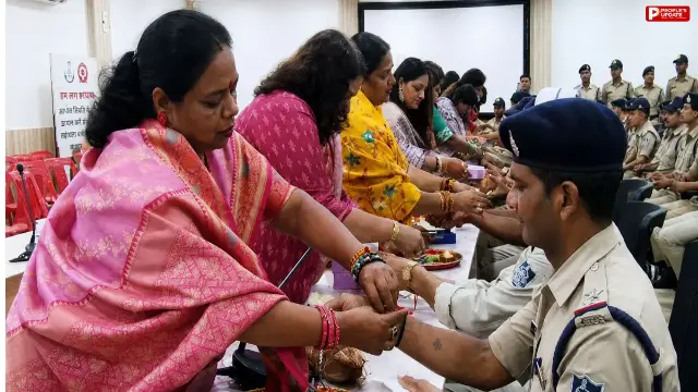 पुलिस कंट्रोल रूम में रक्षाबंधन पर खास आयोजन, महापौर मालती राय सहित महिला पार्षदों ने पुलिसकर्मियों को बांधी राखी