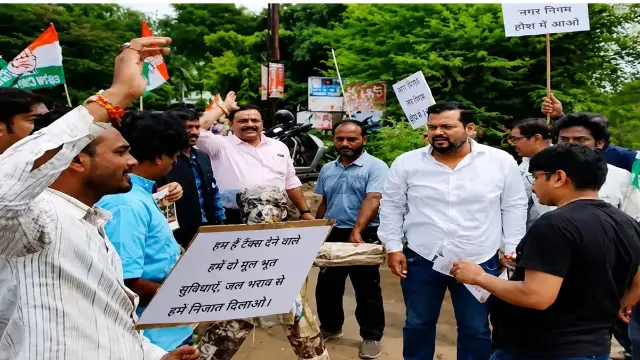 भोपाल: खराब सड़कों से परेशान रहवासी सड़कों पर उतरे, कटारा हिल्स में नगर निगम का पुतला फूंका