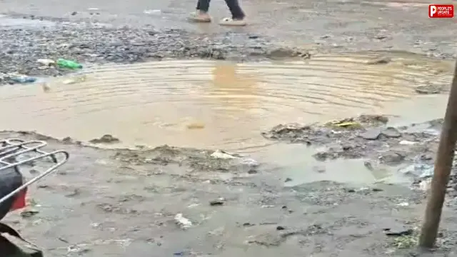 बारिश ने खोली घंसौर की सड़क की पोल, जलभराव और कीचड़ से रास्ते बेहाल