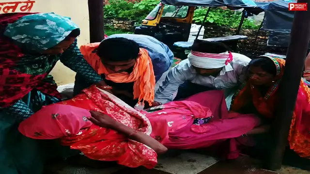 दमोह उप स्वास्थ्य केंद्र में लगा था ताला, अस्पताल के बाहर जमीन पर हुआ महिला का प्रसव