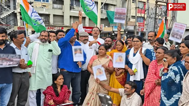 सीलिंग की कार्रवाई के खिलाफ कांग्रेस का प्रदर्शन, बीन-पुंगी बजाकर जताया विरोध
