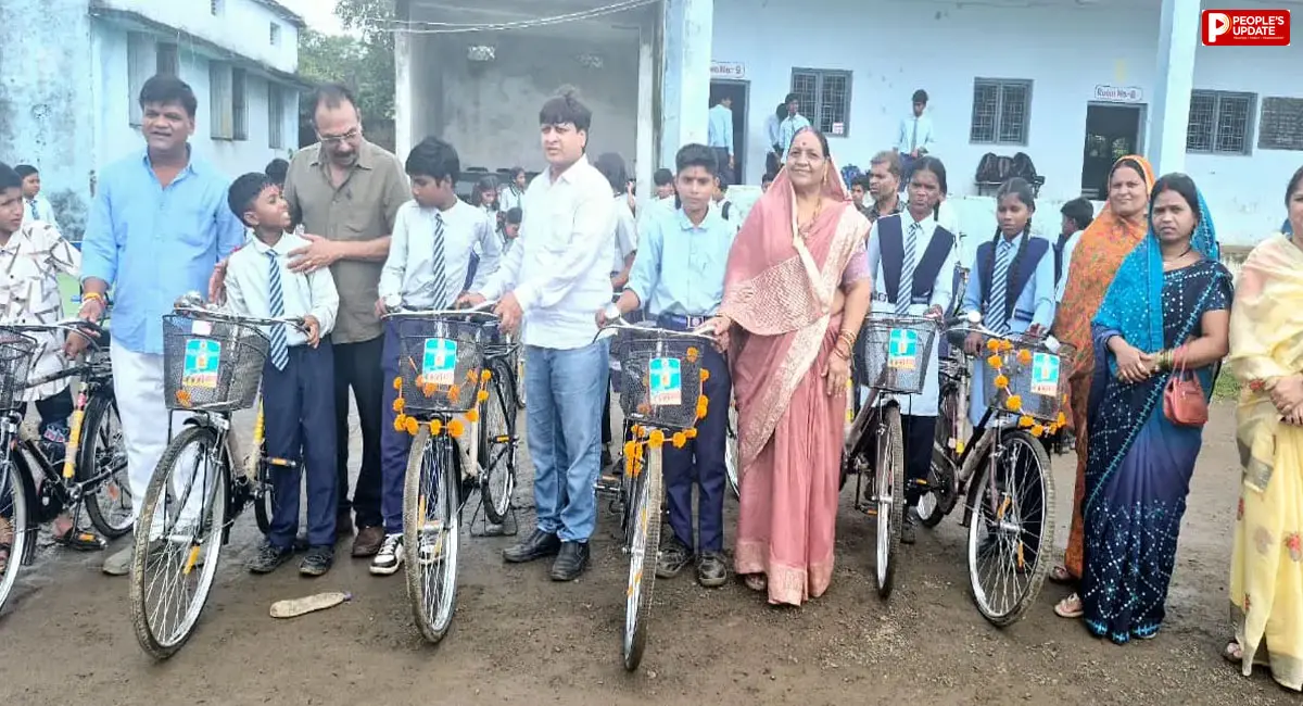 मॉडल स्कूल लखनादौन में बांटी गई साइकिलें, छात्र-छात्राओं के खिले चेहरे