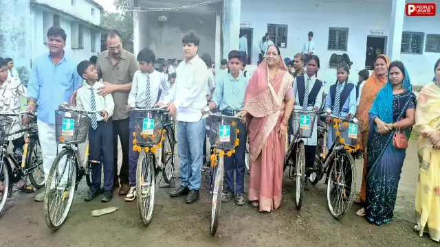 मॉडल स्कूल लखनादौन में बांटी गई साइकिलें, छात्र-छात्राओं के खिले चेहरे 