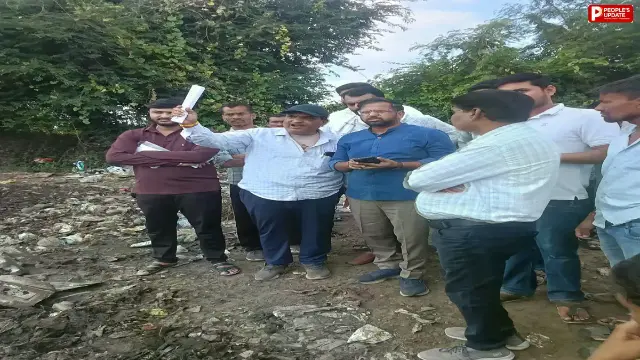 हरदा में सड़क पर फैली गंदगी से लोग परेशान, कचरा वाहनों को रोका