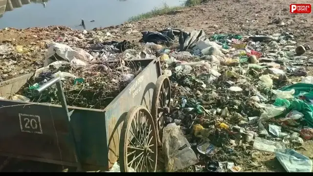 बारिश थमी, लेकिन अंबेडकर वार्ड में कीचड़; गंदगी और बदबू से लोग परेशान