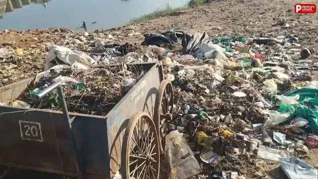 बारिश थमी, लेकिन अंबेडकर वार्ड में कीचड़; गंदगी और बदबू से लोग परेशान