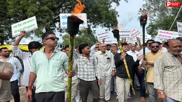 सोहागपुर में UGC नियमों और आरक्षण व्यवस्था को लेकर सवर्ण समाज का प्रदर्शन, मशाल जुलूस निकालकर सौंपा ज्ञापन