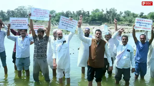 सीहोर में 500 किसानों का जल सत्याग्रह, पार्वती-कुलासी नदी में उतरकर बजाई थाली; बिजली अफसरों पर FIR की मांग