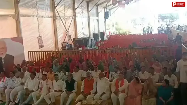 सीहोर में मन की बात कार्यक्रम में मंच पर दो मंत्री, पीछे खाली कुर्सियां