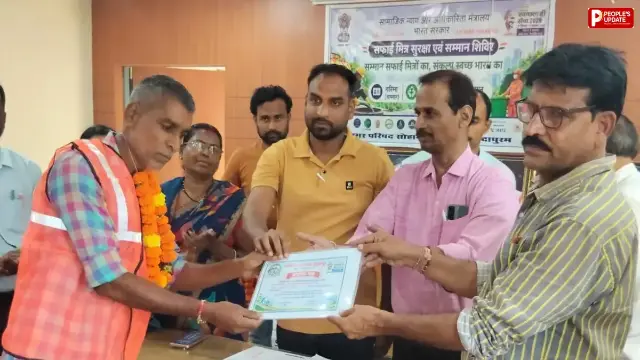 सोहागपुर में सफाईमित्रों का सम्मान, सुरक्षा शिविर का आयोजन; वाहन चालकों और हेल्परों को मिले नमस्ते आईडी कार्ड