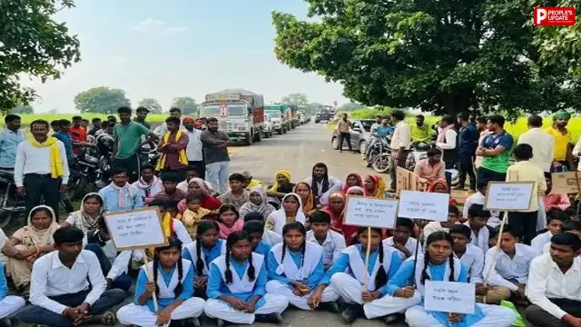 डिंडौरी में सड़क की मांग को लेकर ग्रामीणों ने किया चक्काजाम, 5 किमी कच्चे रास्ते से परेशान स्कूली बच्चे