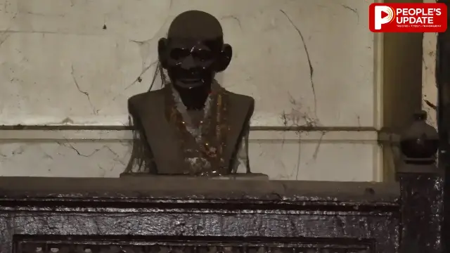 गांधी जयंती से पहले JAH में बदहाल मिली महात्मा गांधी की प्रतिमा, धूल और मकड़जाल के बीच ताले में बंद
