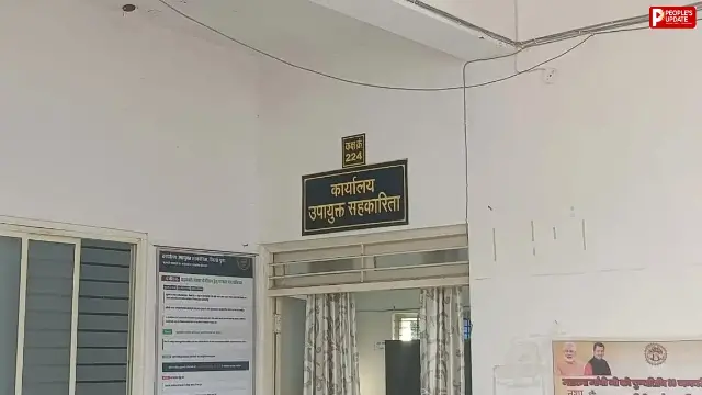 गुना में राशन विक्रेताओं का मानदेय अटका, सेल्समैन ने कलेक्टर के नाम सौंपा आवेदन