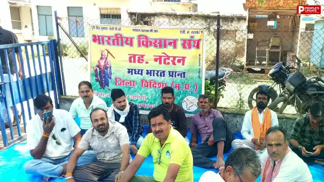 विदिशा: नटेरन में अघोषित बिजली कटौती से किसानों का फूटा गुस्सा, 10 घंटे बिजली की मांग पर धरना