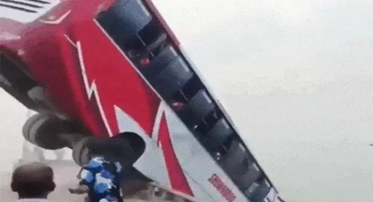 नदी में बस गिरने से 23 यात्रियों की मौत, 11 ने तैरकर बचाई जान