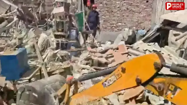 मुकुंदपुर में सिलेंडर ब्लास्ट के बाद गिरी बिल्डिंग, तीन लोगों को निकाला गया, एक व्यक्ति मलबे में फंसा