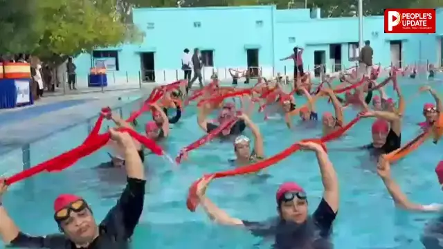 स्विमिंग पूल में म्यूजिक के बीच महिलाओं ने किया एक्वा योग