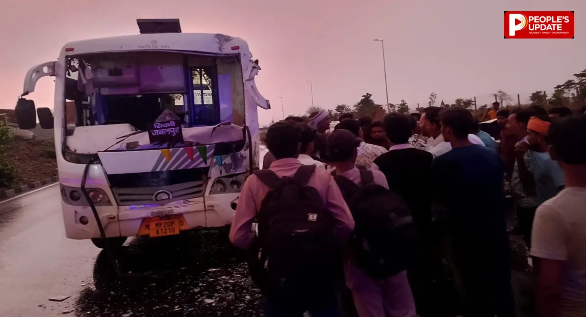 ट्रक से टकराने के बाद बस ने कार को मारी टक्कर; 12 से ज्यादा यात्री घायल