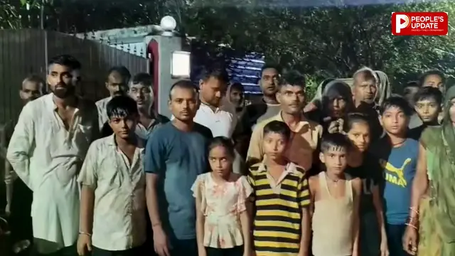 जलभराव से परेशान ग्रामीण रात में बच्चों संग डीएम आवास पहुंचे