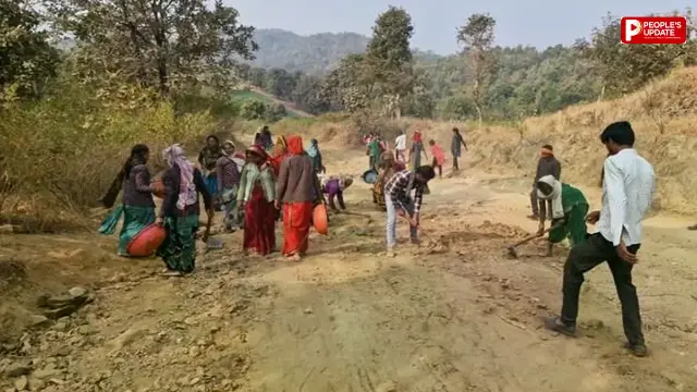 13 साल तक नहीं बनी सड़क, गांव वालों ने चंदा जुटाकर खुद बना डाला 1.5 किमी रास्ता